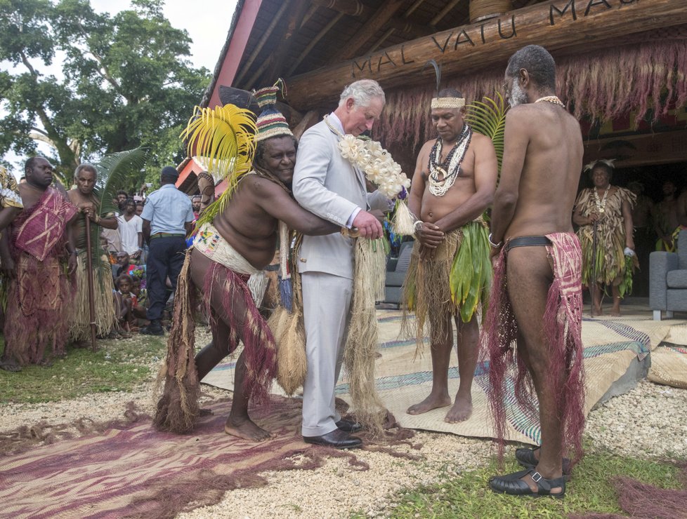 Princ Charles během návštěvy souostroví Vanuatu.