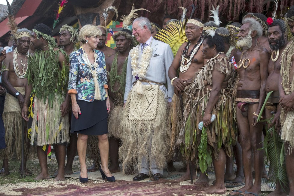 Princ Charles a australská ministryně zahraničí Julia Bishopová během návštěvy souostroví Vanuatu.