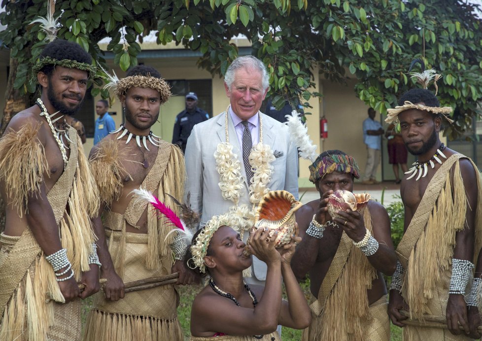 Princ Charles během návštěvy souostroví Vanuatu