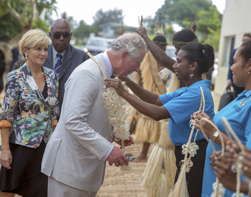 Princ Charles během návštěvy souostroví Vanuatu