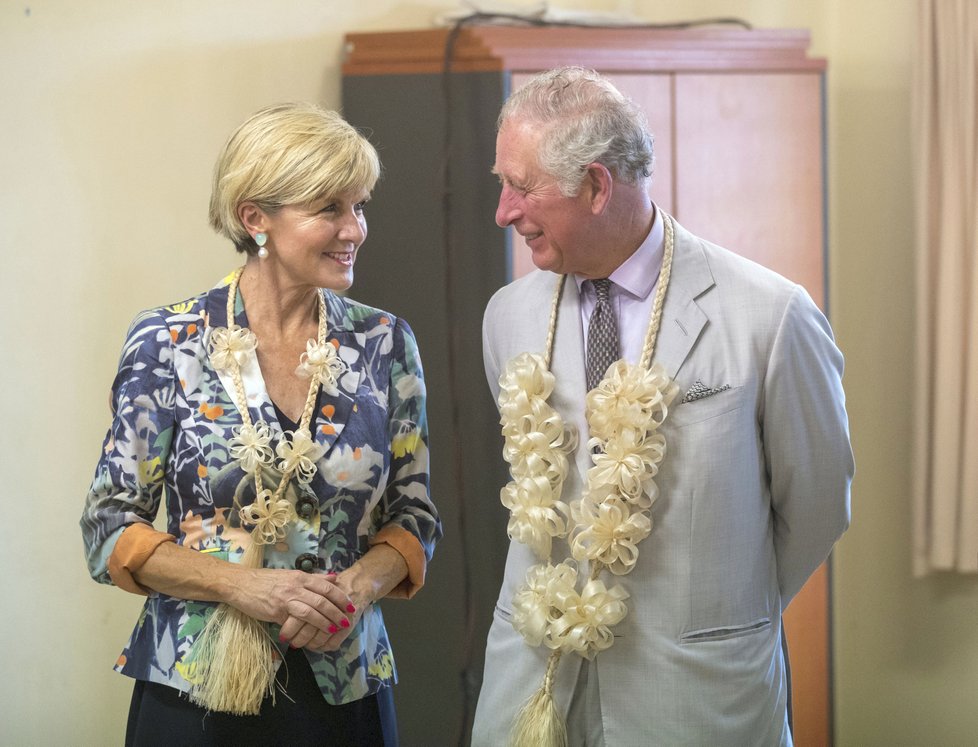 Princ Charles a australská ministryně zahraničí Julia Bishopová během návštěvy souostroví Vanuatu.