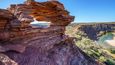 Nature’s Window: Čtyřicet pět kilometrů severně od laguny Hutt leží město Kalbarri a kolem něj stejnojmenný národní park. Park upoutá jak pobřežními útesy, tak vyschlým pouštním vnitrozemím, které je charakteristické rudo-bílým pískovcem. Tento pískovce formuje i nejznámější dominantu parku, přírodní oblouk známý jako „Okno do přírody“, který se nachází na úzké výspě na meandru tvořeném řekou Murchison.