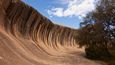 Wave Rock: Zřejmě nejikoničtějším přírodním útvarem Západní Austrálie je skalní útvar připomínající příbojovou vlnu u vnitrozemského městečka Hyden zhruba tři sta kilometrů východně od Perthu. Žulová vlna se zvedá až do výšky patnácti metrů a se sto deseti metry délky formuje severní stranu kopce Hyden Rock, kolem kterého se rozprostírá malá přírodní rezervace. Útvar má značný kulturní význam pro lid Ballardong, který náleží k etnické skupině Noongar, jež je dominantním austrálským etnikem jihozápadní Austrálie. Ballardongové věří, že vlna je výtvorem Duhového hada, australského božstva, které je často považováno za boha stvořitele.