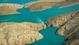 Horizontal Falls: Jedna z nejpozoruhodnějších přírodních atrakcí Západní Austrálie je k vidění ve skoro liduprázdné oblasti Kimberley na severu státu. Dvě zhruba tři sta metrů vzdálené pobřežní soutěsky v zátoce Talbot formují kuriózní oboustrannou kaskádu známou jako Horizontal Falls. Mořská voda se hromadí rychleji na jedné straně soutěsky, což následně při snaze vytvořit rovnováhu vede k překotnému průtoku na stranu druhou. Směr toku se mění v závislosti na přílivu a odlivu. Dobrodružný průplav soutěskami nabízí návštěvníkům několik turistických firem, které v oblasti povětšinou působí z několik set kilometrů vzdáleného města Broome.