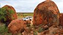 Ďáblovy kuličky, jedna ze zajímavostí podél Stuart Highway severně od Alice Springs