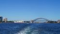 STAŘÍ ZNÁMÍ. Opera v Sydney společně s mostem ze třicátých let vytvářejí nezaměnitelnou architektonickou dvojici. Tu je možné pozorovat ze souše nebo z trajektu, který spojuje severní a jižní část města a je součástí městské hromadné dopravy