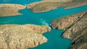 Horizontal Falls: Jedna z nejpozoruhodnějších přírodních atrakcí Západní Austrálie je k vidění ve skoro liduprázdné oblasti Kimberley na severu státu. Dvě zhruba tři sta metrů vzdálené pobřežní soutěsky v zátoce Talbot formují kuriózní oboustrannou kaskádu známou jako Horizontal Falls. Mořská voda se hromadí rychleji na jedné straně soutěsky, což následně při snaze vytvořit rovnováhu vede k překotnému průtoku na stranu druhou. Směr toku se mění v závislosti na přílivu a odlivu. Dobrodružný průplav soutěskami nabízí návštěvníkům několik turistických firem, které v oblasti povětšinou působí z několik set kilometrů vzdáleného města Broome.