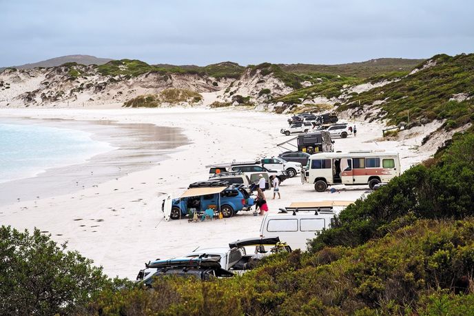 Písek na plážích Esperance je uježděný jako beton, spát zde nikdo neriskne kvůli hrozícím pokutám Písek na plážích Esperance je uježděný jako beton, spát zde nikdo neriskne kvůli hrozícím pokutám