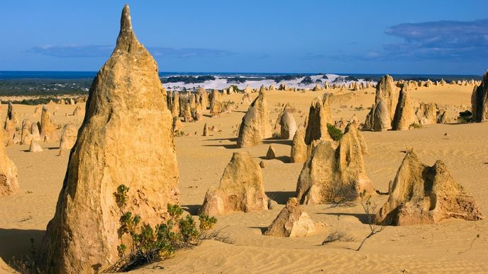 The Pinnacles: Nejpozoruhodnějšími objekty, které jsou k nalezení v národním parku Nambung zhruba dvě stě kilometrů severně od Perthu, jsou tisíce skalních útvarů obecně známých jako The Pinnacles. Tyto vápencové vrcholky vystupují jako nekonečné procesí soch přímo ze žlutého pouštního písku až do výšky tří a půl metru. Původ místního vápence je biomechanický – jedná se o výsledek hromadění skořápek a ulit měkkýšů. Formování útvarů proběhlo před zhruba třiceti tisíci lety.