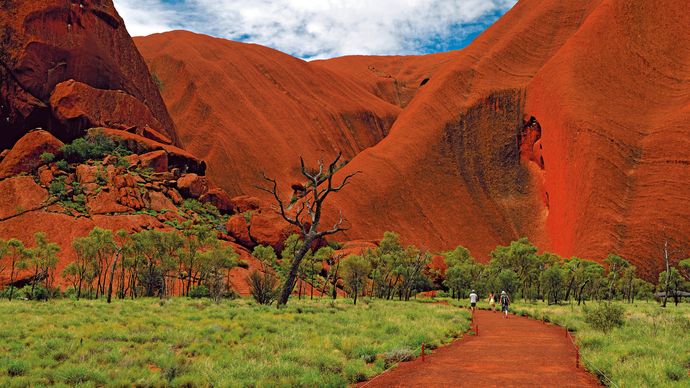 Čím je člověk Uluru blíž, tím víc ho obdivuje a uvědomuje si jeho velikost