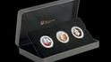 Australské trio 2013, Hit Vánoc – sada mincí z dílny australské mincovny The Perth Mint s oblíbenými motivy australské fauny. Tři půluncové stříbrné mince v dárkové krabičce společně s číslovaným certifikátem původu. Vynikají kolorovaným designem s klíčovými motivy na lícové straně, posazenými do různých typů australské krajiny. Na rubové straně všech tří mincí dominuje portrét Jejího Veličenstva královny Alžběty II. a nominální hodnota mince. Cena 3999 Kč. Mince lze objednávat na www.australsketrio2013.cz nebo na www.hitvanoc2013.cz.
