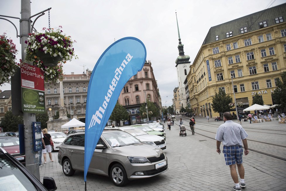 Výstava aut na náměstí Svobody působí spíše jako prodej, což se radnici nezamlouvá.