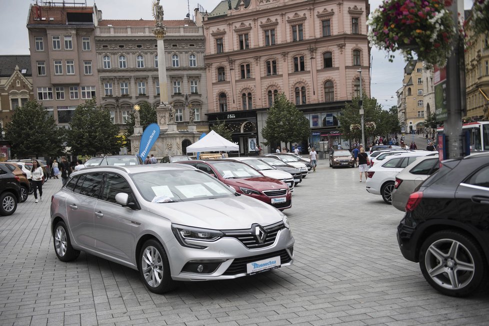 Výstava aut na náměstí Svobody působí spíše jako prodej, což se radnici nezamlouvá.