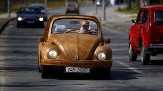 Funkční auto z 50 tisíc dřevěných kousků. Sestrojil ho důchodce v Bosně 