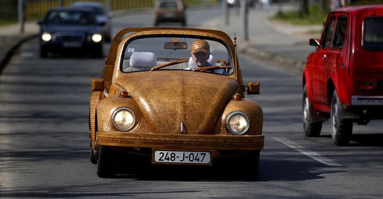 Funkční auto z 50 tisíc dřevěných kousků. Sestrojil ho důchodce v Bosně 