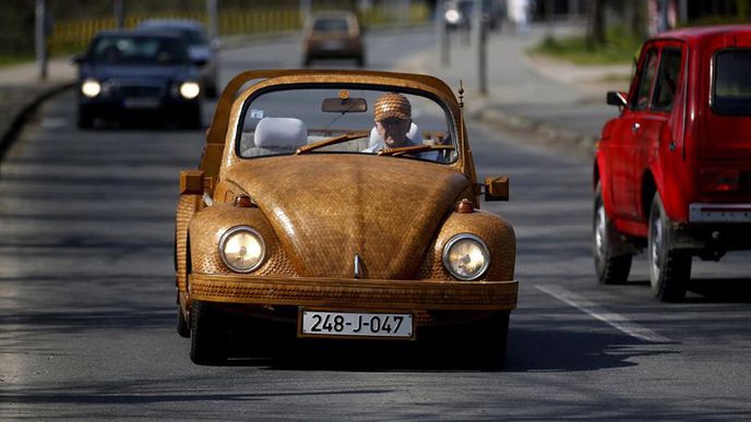 Bosenský důchodce Momir Bojič (71) miluje auta. Před lety se proto rozhodl sestrojit plně funkční automobil Volkswagen Brouk, ale udělal ho ze dřeva. Celkem na výrobu použil 50 tisíc dřevěných kousků.
