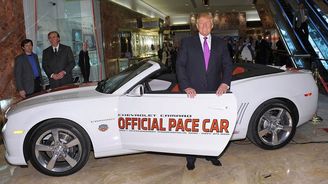 Donald Trump nastřádal luxusní vozový park. Podívejte se, čím se proháněl