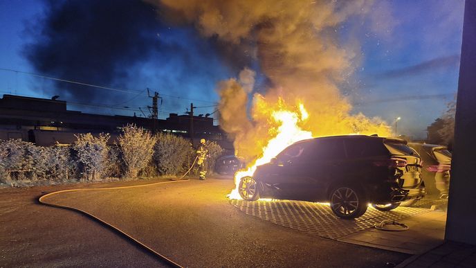 Ekologičtí aktivisté v Mnichově zapálili dvě SUV.