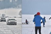 Auta mezi bruslaři. „Je to hazard,“ vzkazuje policie lidem, kteří jezdí přes zamrzlé Lipno