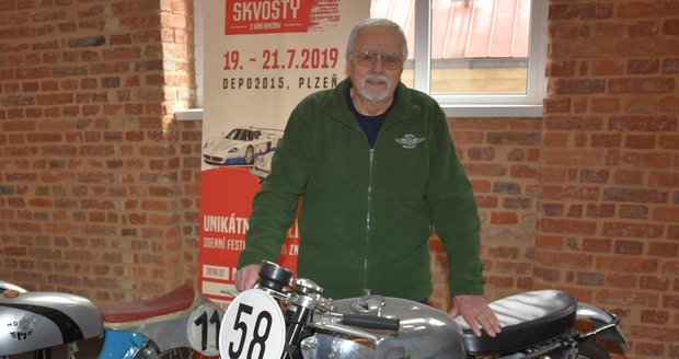 Petr Hošťálek (80) u motocyklu Hurikan z roku 1949.