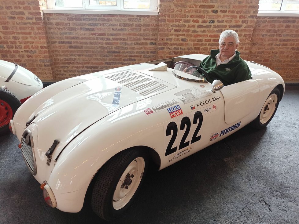 František Čečil (73) ve svém automobilu Hakar z roku 1950. Tento vůz je jediný na světě.