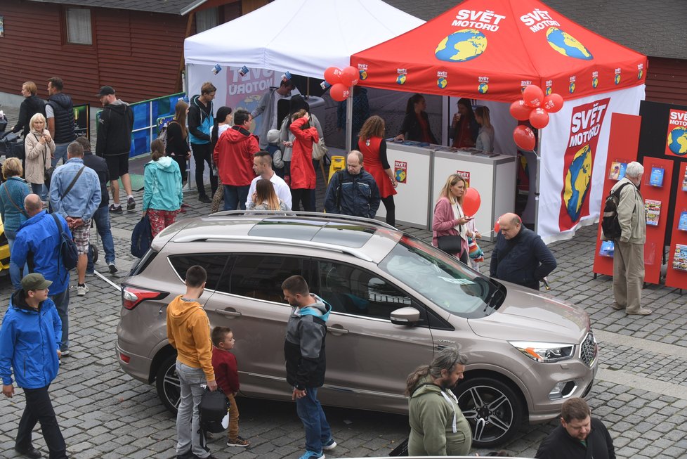 Auta na náplavce nabídnou kromě nových modelů i bohatý doprovodný program - bubenickou show i autogramiádu celebrit.