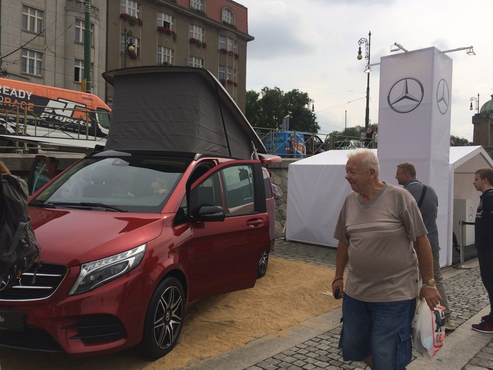 Kdo má zájem, může si u dovolených automobilů vyzkoušet jejich komfort.