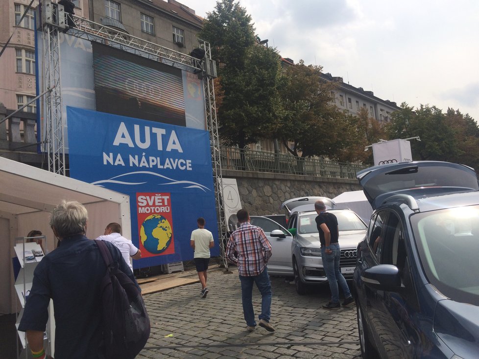 Auta na náplavce zavítaly na vltavské břehy již podruhé.