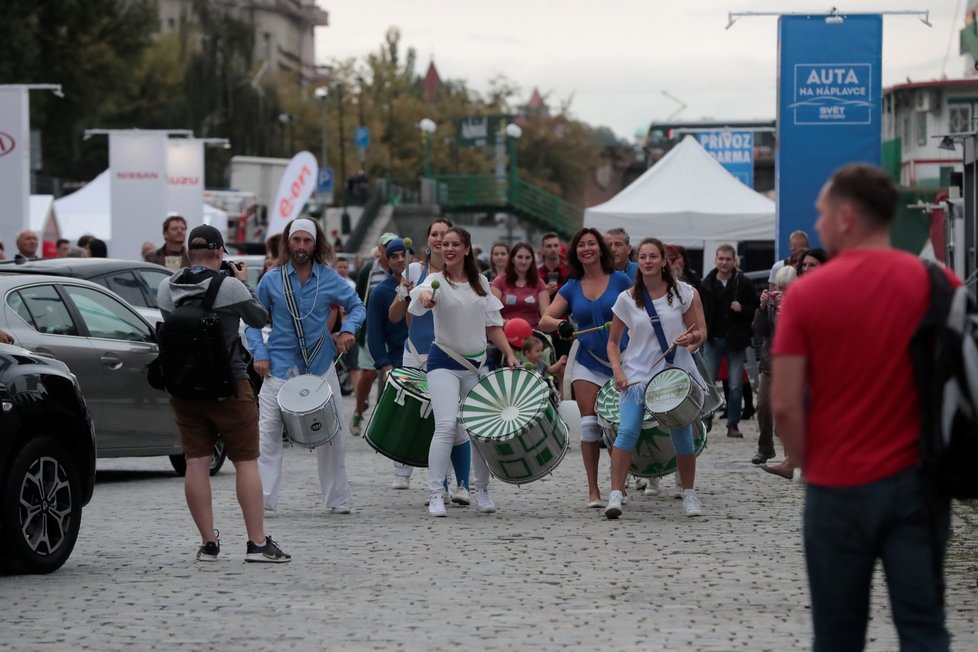 Lidé si na náplavce užívali první den velkolepé výstavy Auta na náplavce.