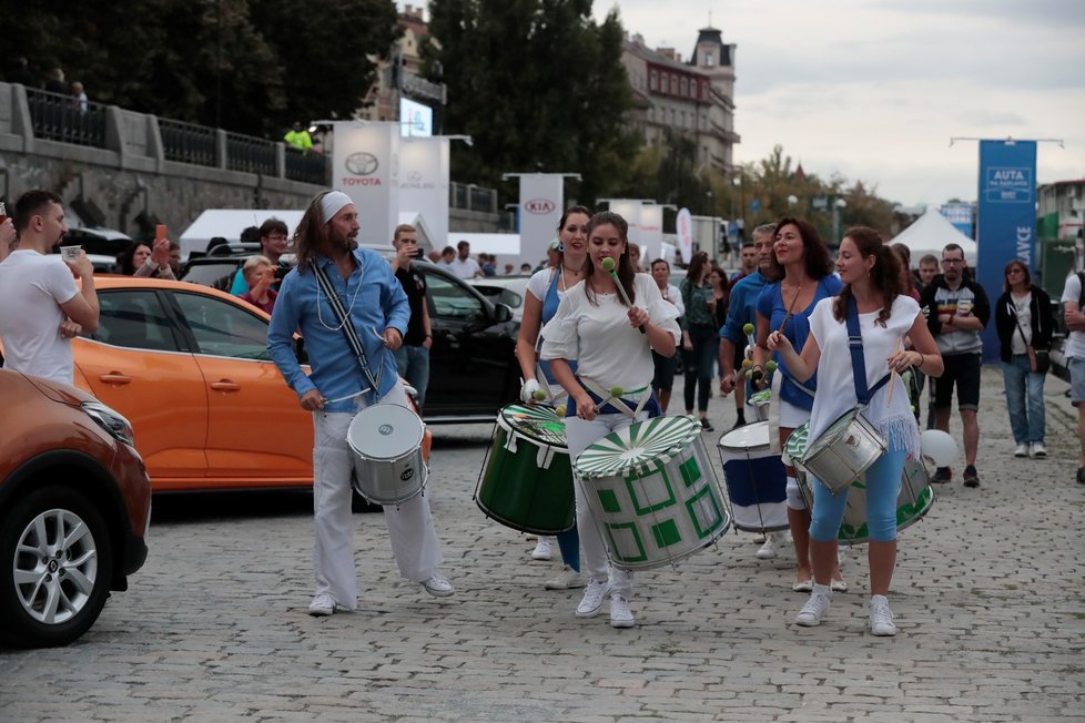 Lidé si na náplavce užívali první den velkolepé výstavy Auta na náplavce.