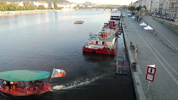 Auta na náplavce: Přípravy výstavy jsou v plném proudu! Podívejte se, jak probíhají