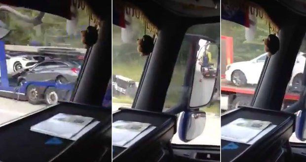 U Plzně havaroval kamion: Vysypala se z něj luxusní auta