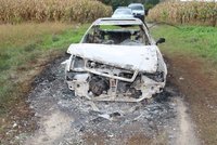 To policisté nepamatují: Dva narkomani ukradli kvůli fetu skoro 100 aut, některá zapálili