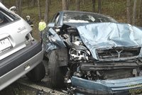 Řidička „neukočírovala“ své auto: Srazila se s protijedoucím, vyprošťovali ji hasiči