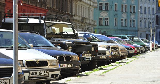 V Praze 4 začnou parkovací zóny platit od července (ilustrační foto).