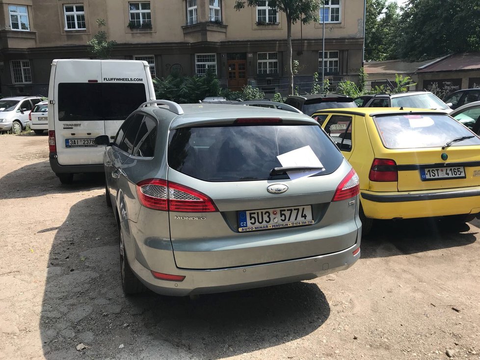 Policie našla na pražském Smíchově 43 poškrábaných aut.