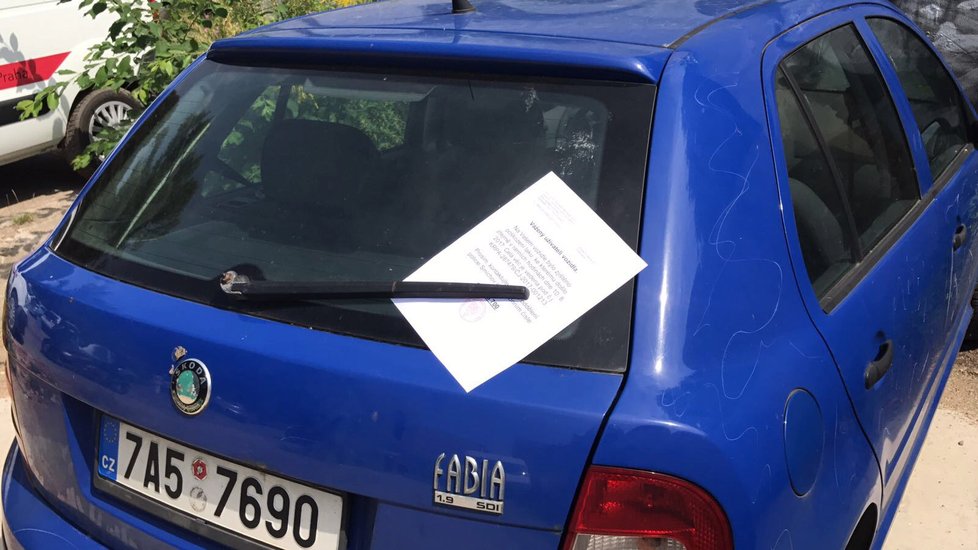 Policie našla na pražském Smíchově 43 poškrábaných aut.