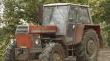 Vyhrocená hádka na Klatovsku: Sedlák vyrval traktorem sousedovi vrata ze zdi