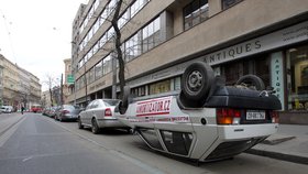 Další opačně zaparkované auto stojí na Vinohradské třídě.