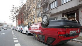 Auto vzhůru koly v ulici 5.května.