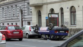 Legerova ulice, další auto na střeše.