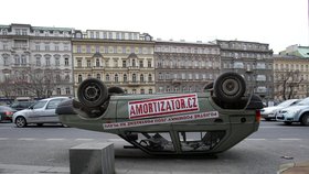 Wilsonova  ulice, jedno z aut je "otočené" před novou budovou Národního muzea.