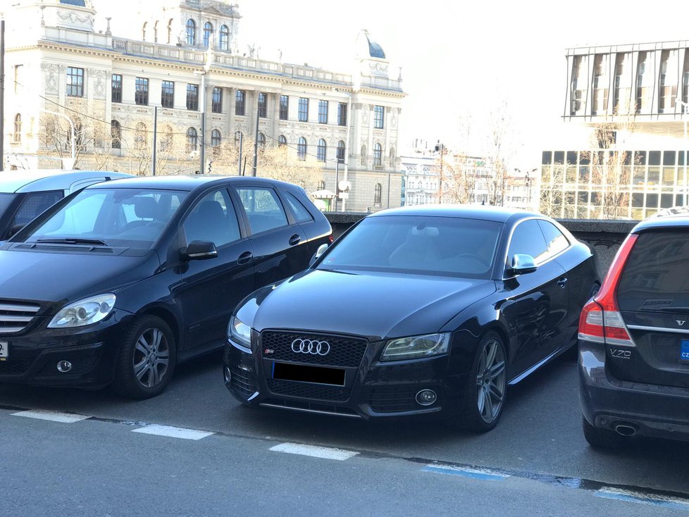 Mladíci jezdí po Praze vysokou rychlostí. Vším se už zabývá policie.