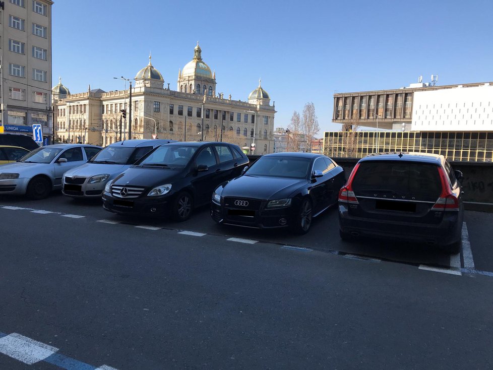 Audi S5, která se objevila na videu ze Staroměstského náměstí.