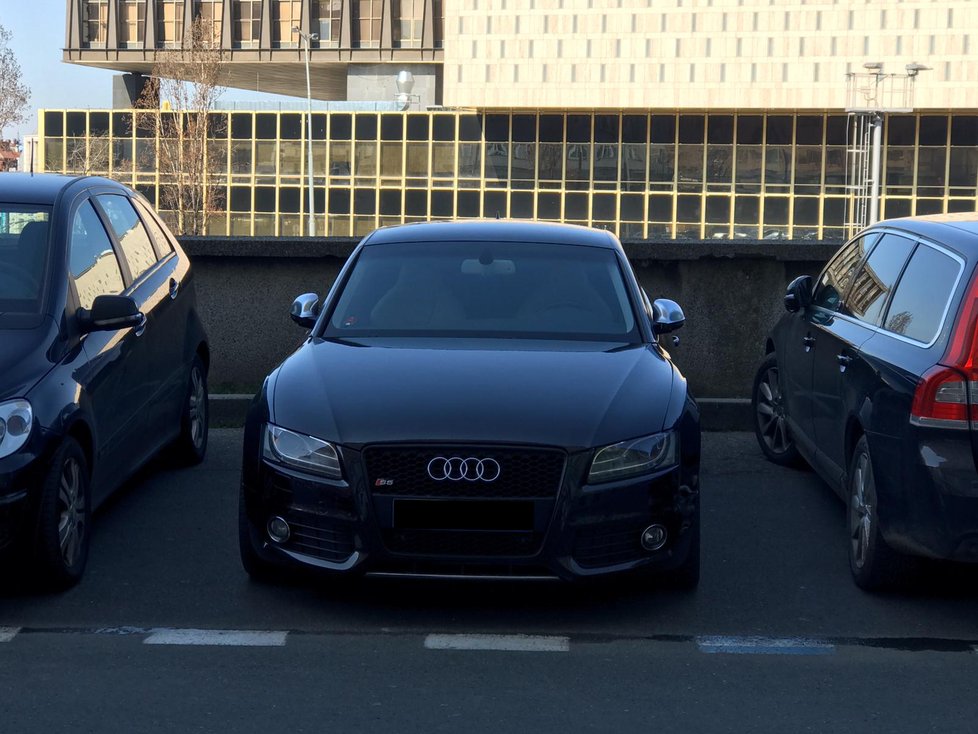 Audi S5, která se objevila na videu ze Staroměstského náměstí.