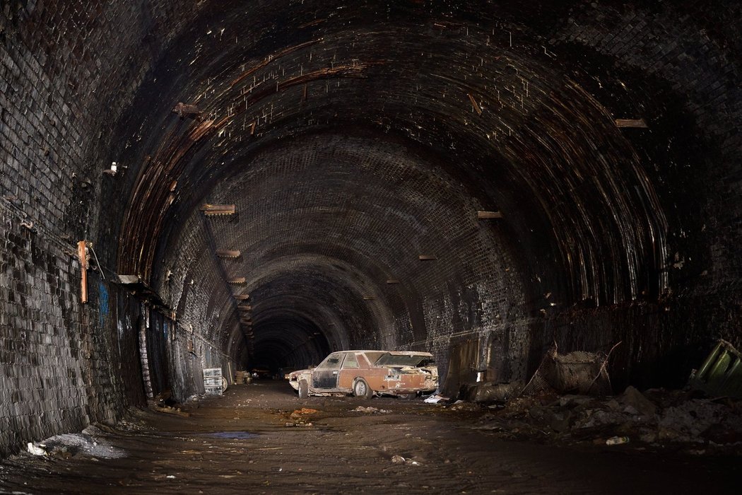 Auta v železničním tunelu