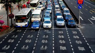 Zájem o auta v Číně dále klesá, elektromobily však slaví úspěch