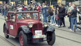 Jedinečná podívaná: Hadimrška a další legendární retro vozidla brázdily centrem města Brna.