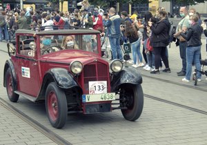 Jedinečná podívaná: Hadimrška a další legendární retro vozidla brázdily centrem města Brna.