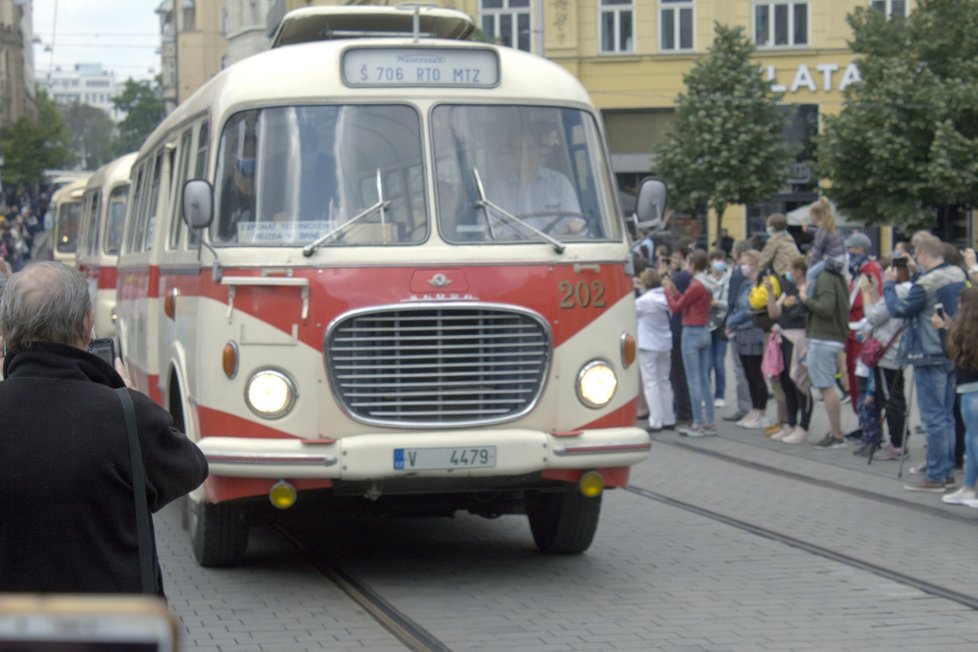 Součástí přehlídky byly osobní i vojenské automobily a autobusy ze sbírek muzea.